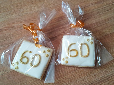 Biscoitos Decorados de Aniversrio de 60 Anos Dourado