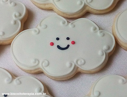 Biscoitos Decorados de Nuvens Felizes