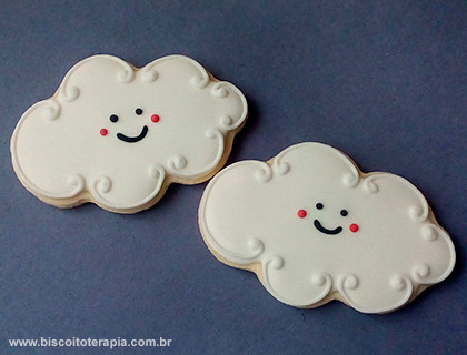 Biscoitos Decorados de Nuvens Felizes